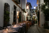 Vista nocturna de calle típica en Altea